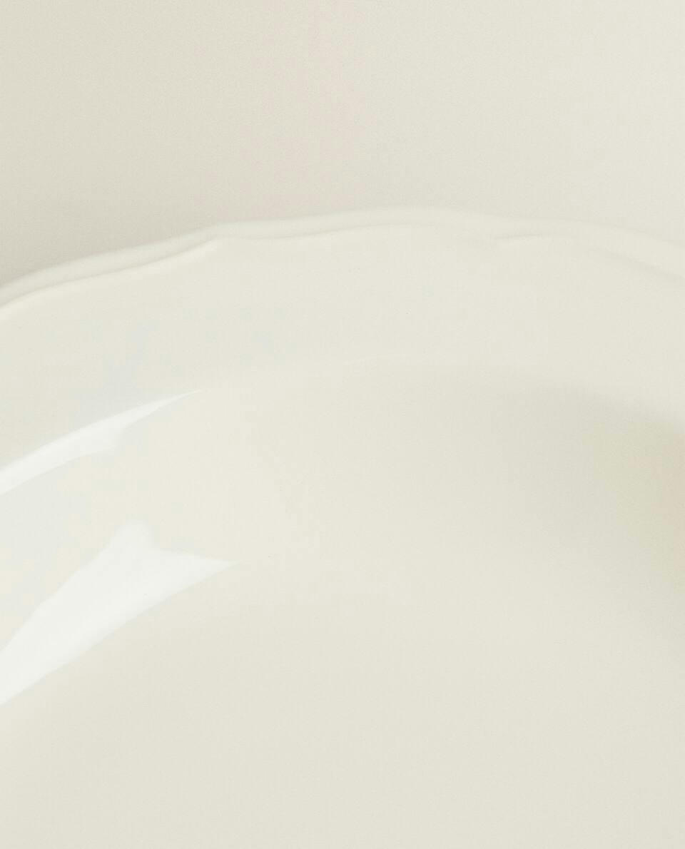 Prato de sopa de barro com borda decorada