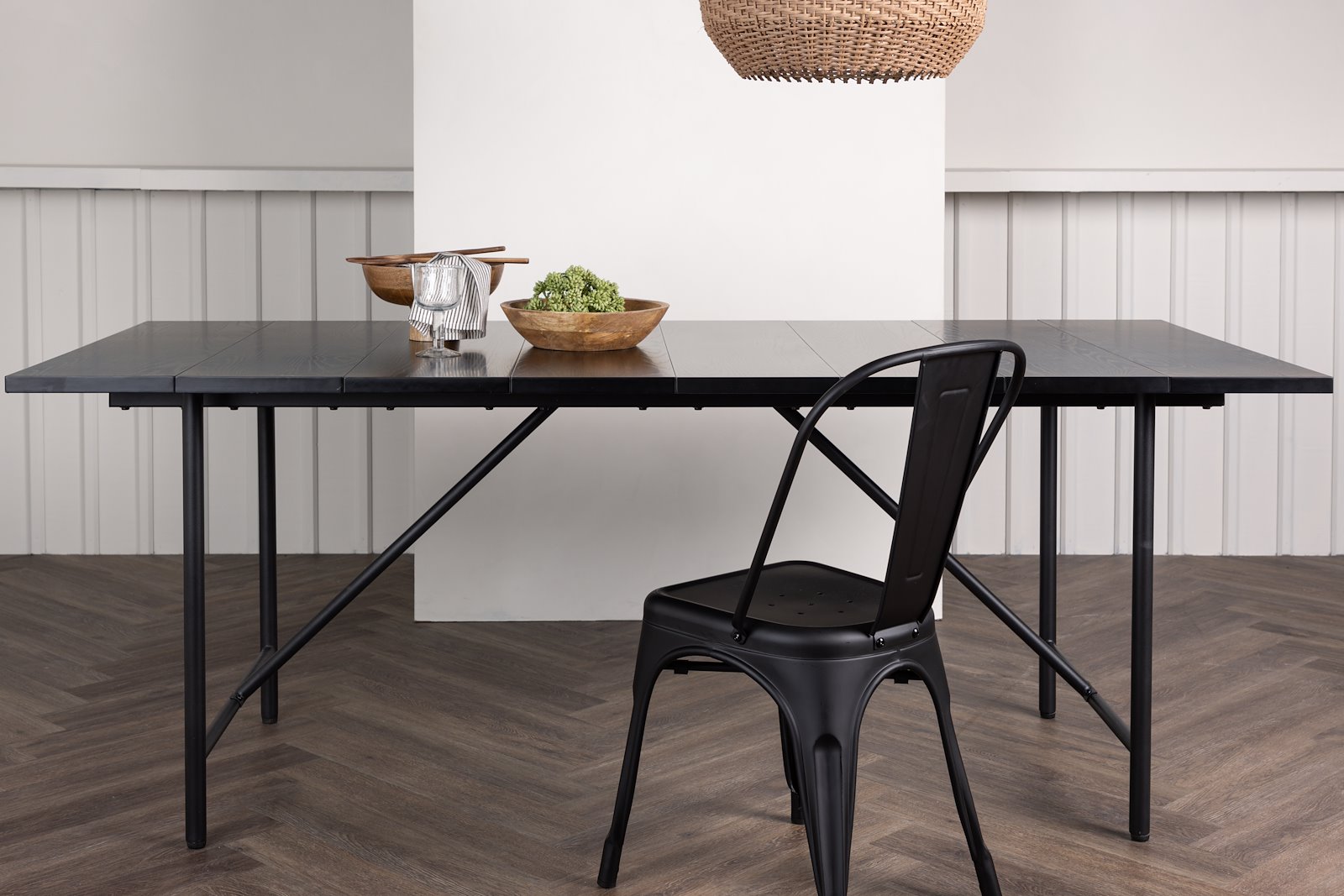 Astrid spisebord Matte sort finer.