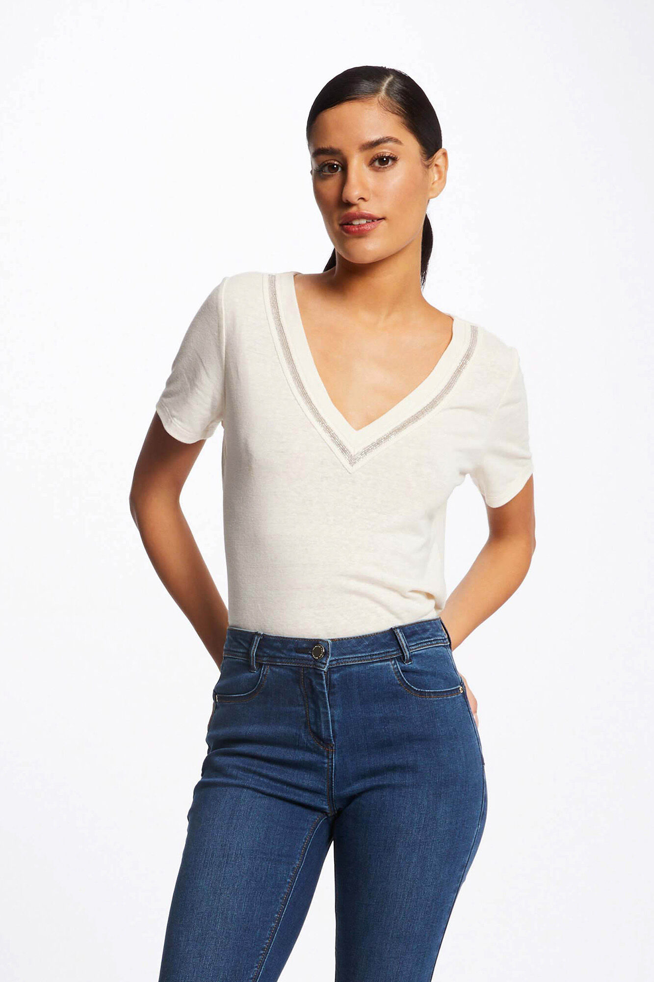 Camiseta de manga curta com detalhes em joia - Cor marfim
