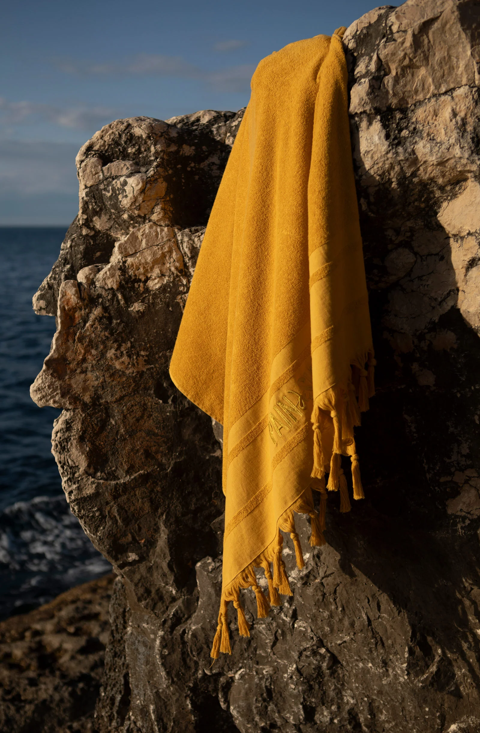 zaina Fouta en éponge ocre à franges Ocre