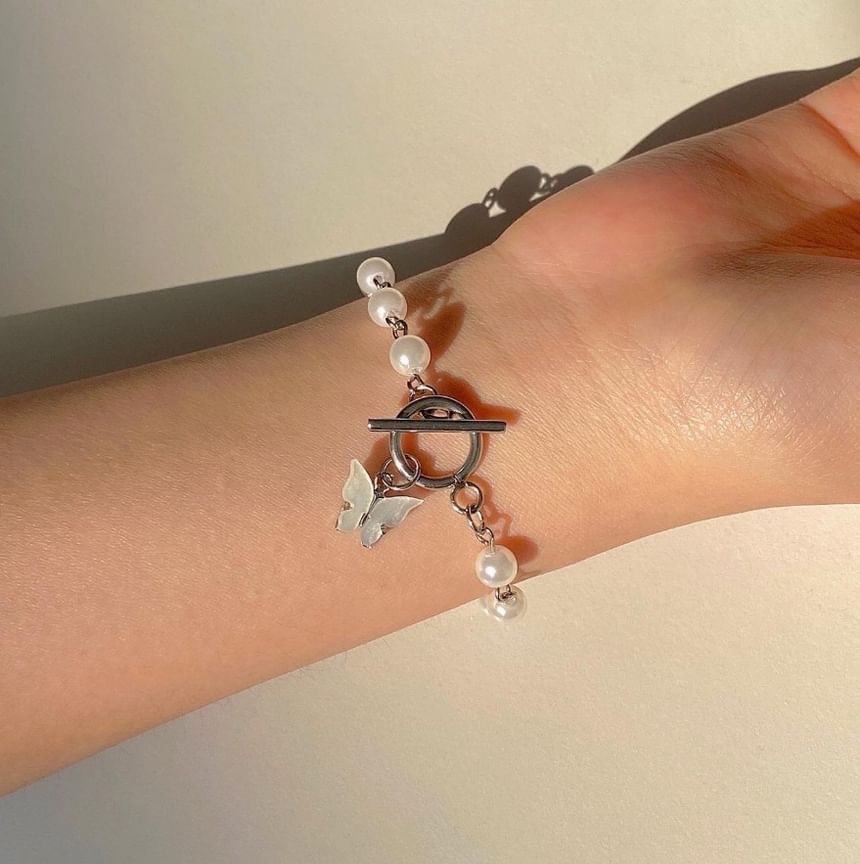 Rosesand - Armband met vlinderhanger en imitatieparels