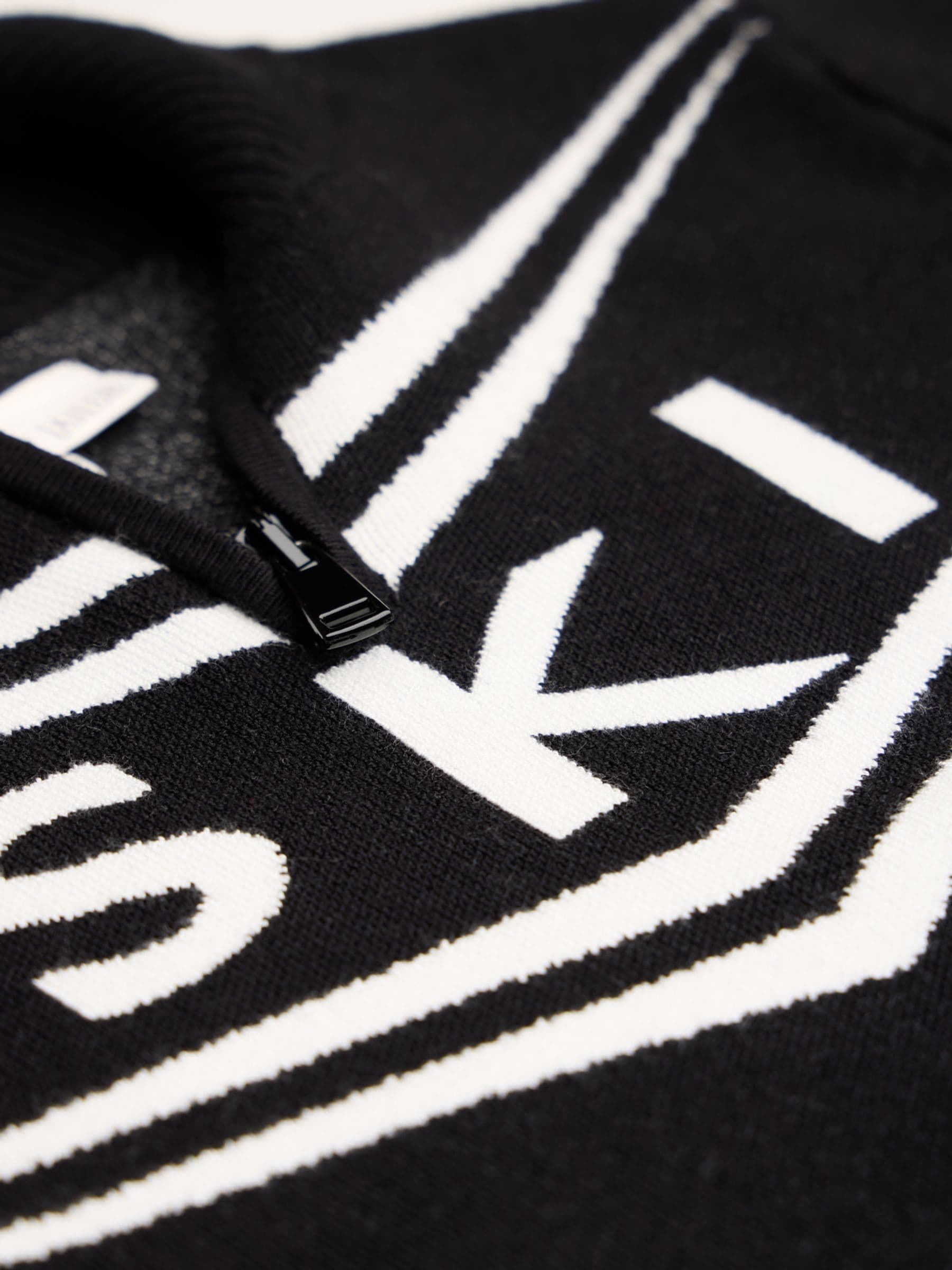 The Little Tailor Zwarte gebreide Kerstmis Trui met ski-ontwerp en rits bij de hals