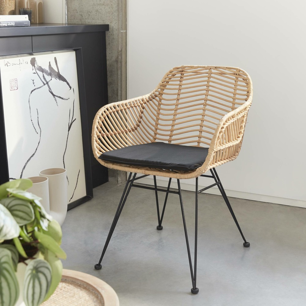 Fauteuil en rotin naturel et métal. Coussin noir - cahya