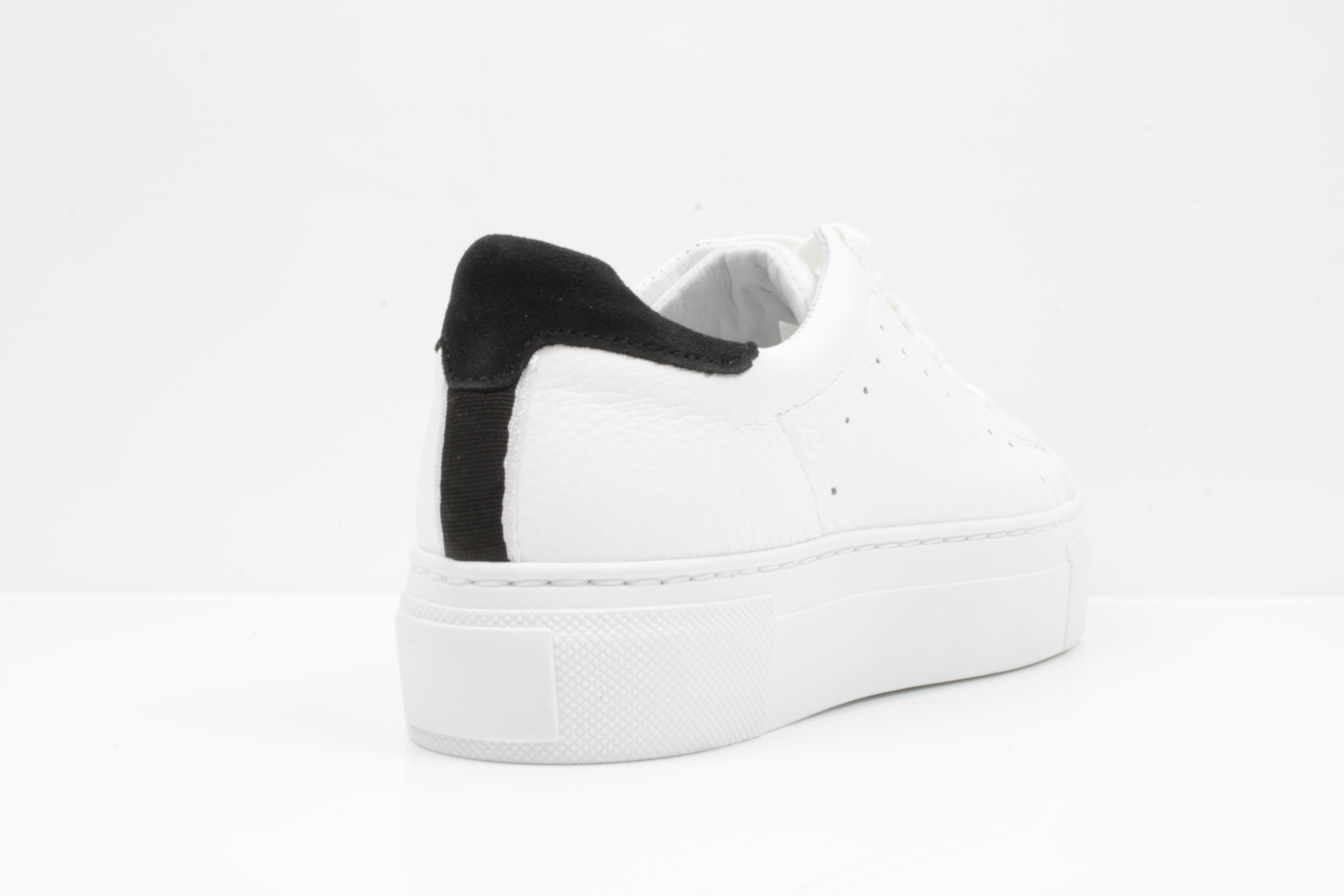Gil Peterson Sneaker