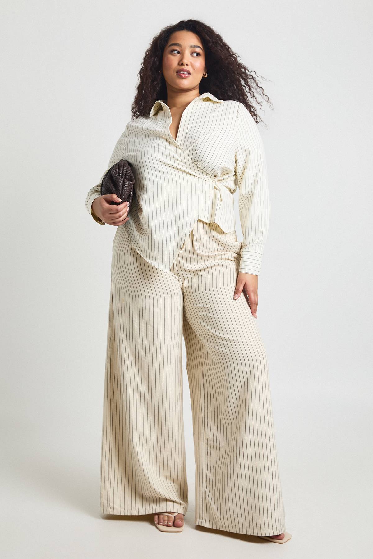 boohoo Chemise Cache-cœur À Rayures Pêche Grande Taille