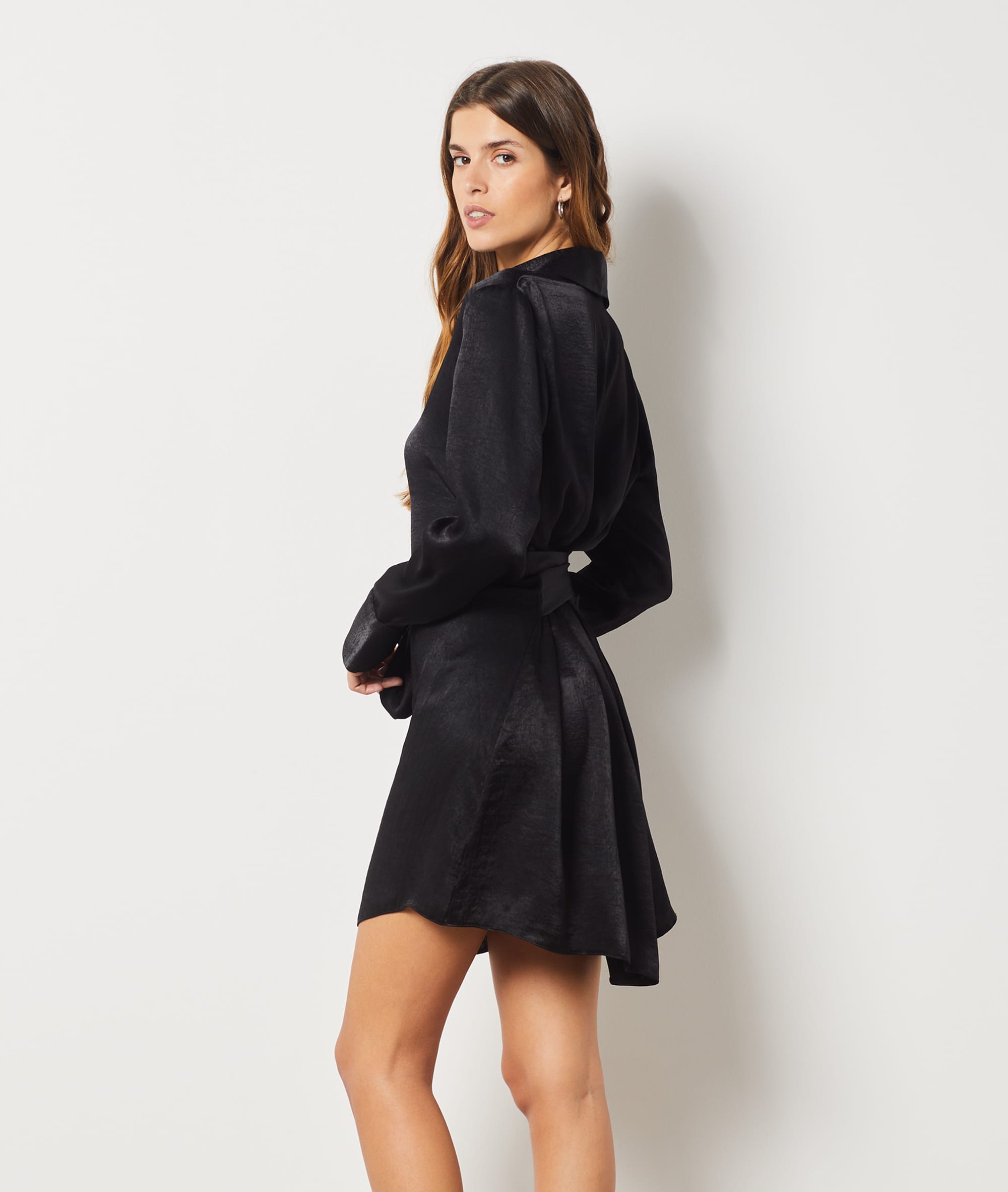 Robe satinée à nouer