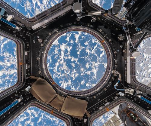 Interior Space: A Visual Exploration of the International Space Station (Hardback)