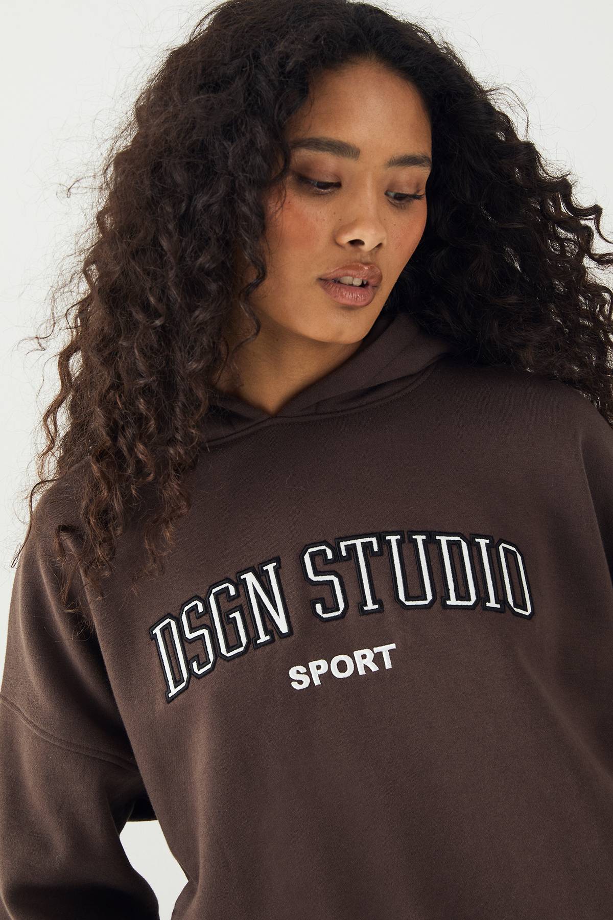 Sweat à Casynthétiqueche Oversize DSGN Studio avec Appliqué Universitaire