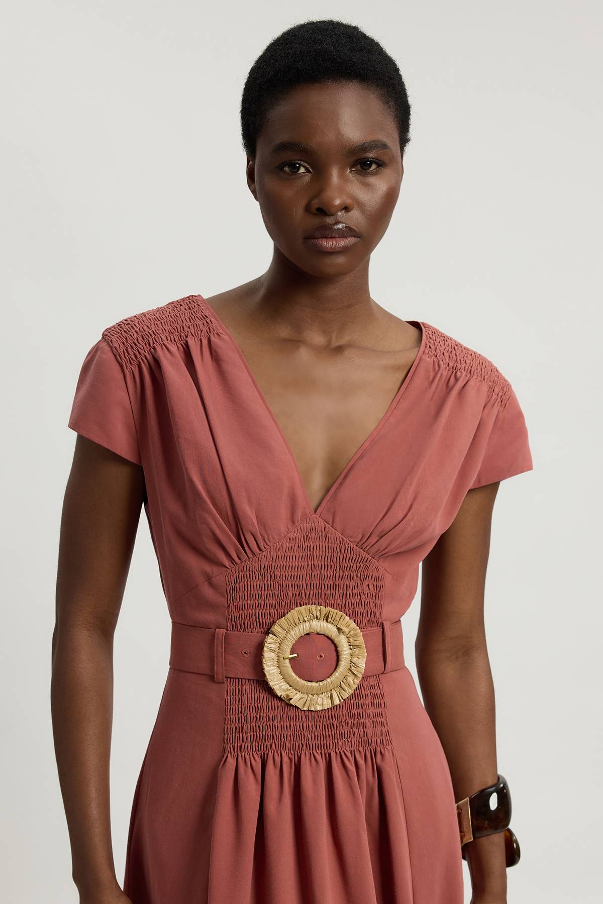 KarenMillen Robe Maxi Tissée Petite À Encolure En V Froncée Avec Ceinture À Détail Boucle