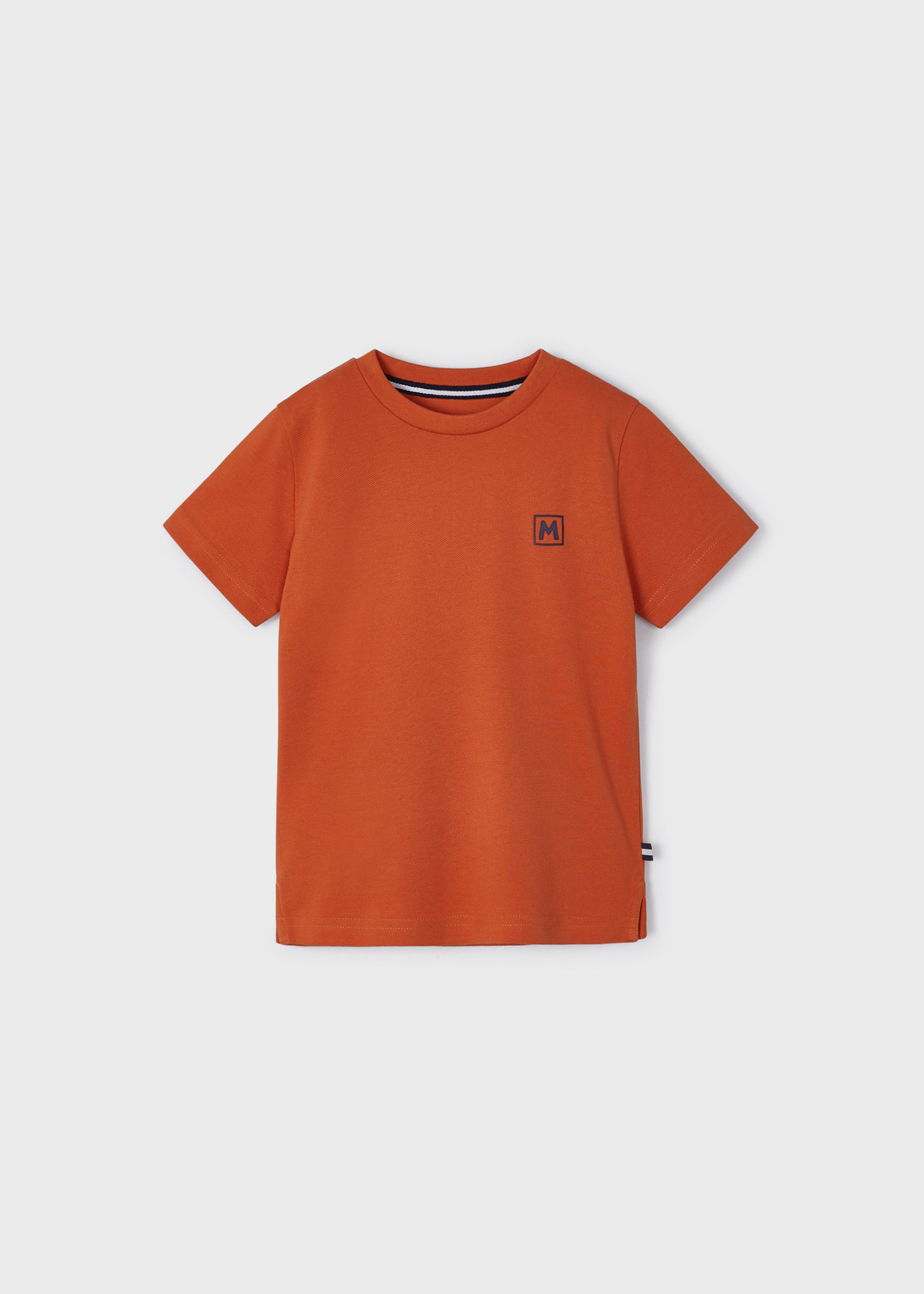 Camiseta básica em algodão sustentável cor granito para meninos