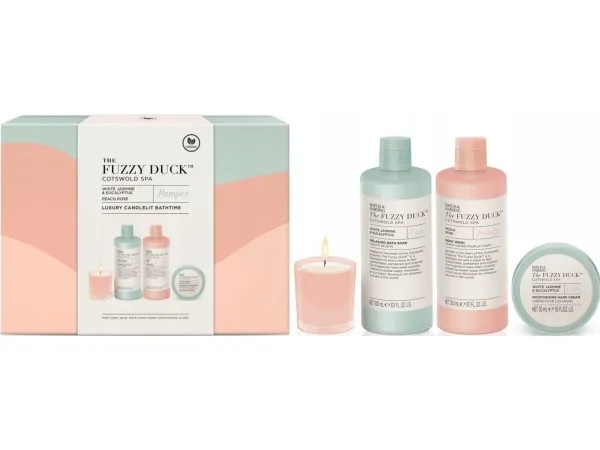 Baylis & Harding Kosmetiksæt Baylis & Harding The Fuzzy Duck Cotswold Spa Luxury Candlelit Bathing: badeskum, 300 ml   shower Cremeas, 300 ml   body- og håndlotion, 50 ml   duftlys, 60 g