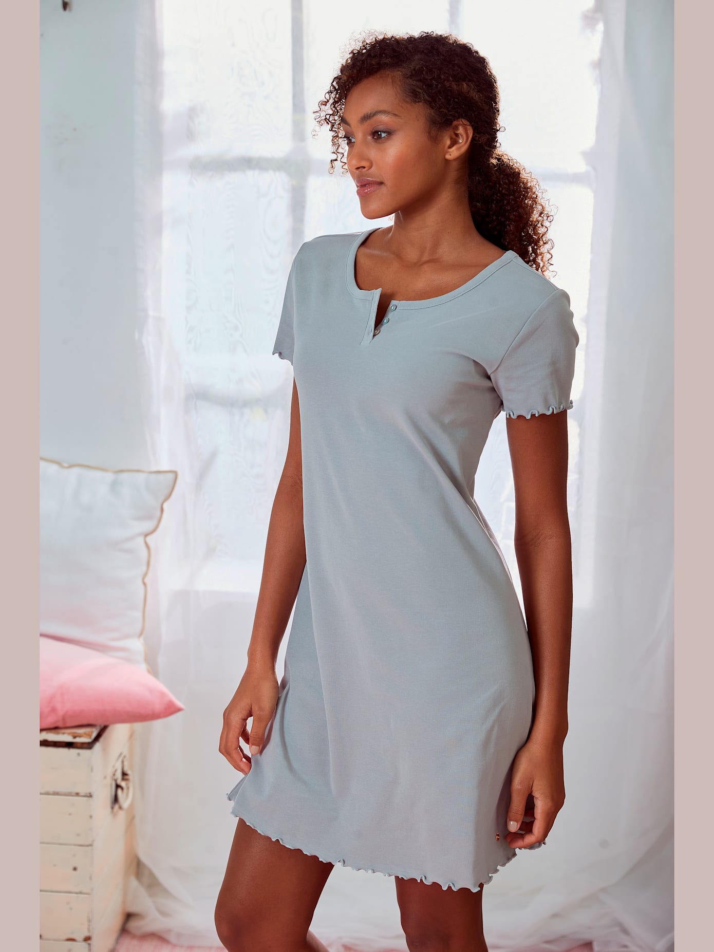 Chemise de nuit courte avec ourlet babylock