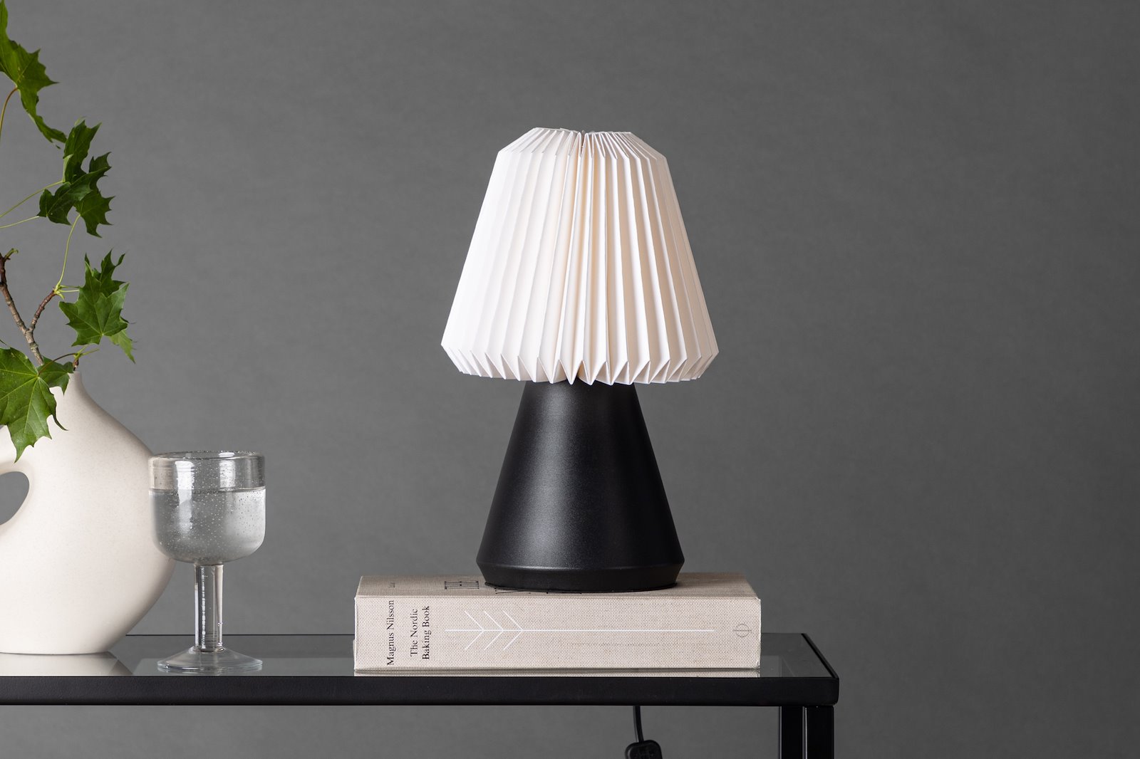 Fjallen bordlampe Sort fot, hvit skjerm