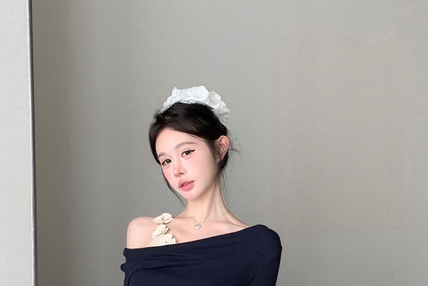 Letme - Gebreide top met lange mouwen en off-shoulder bloemenaccent