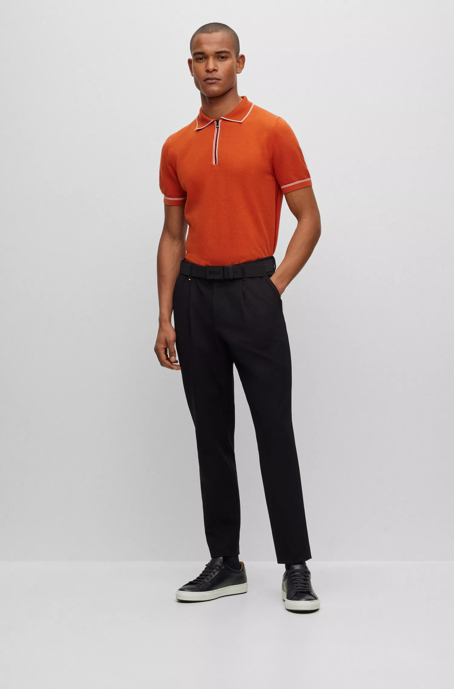 Camisa polo BOSS preta, corte regular, com fecho de zíper.
