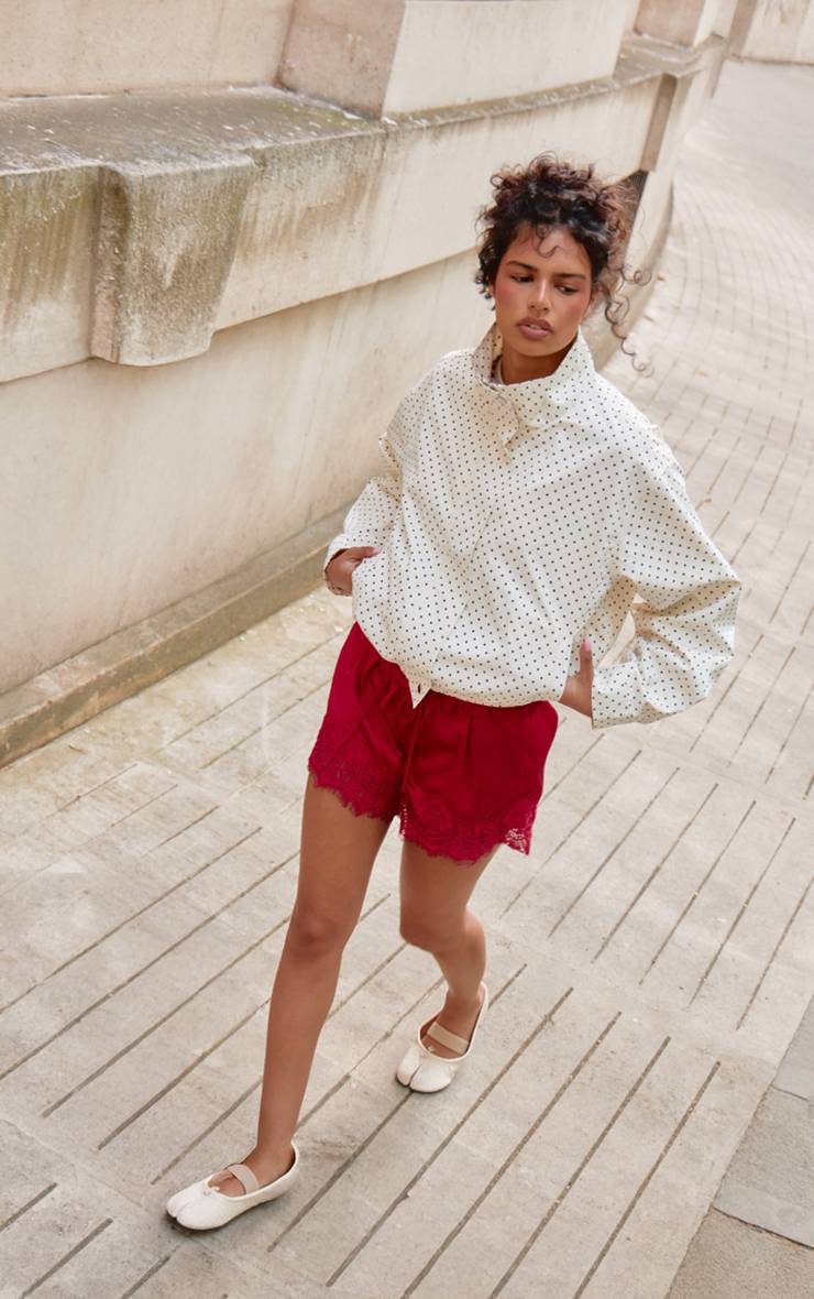 Rouge Short En Satin Avec Cordon De Serrage Et Bordure En Dentelle
