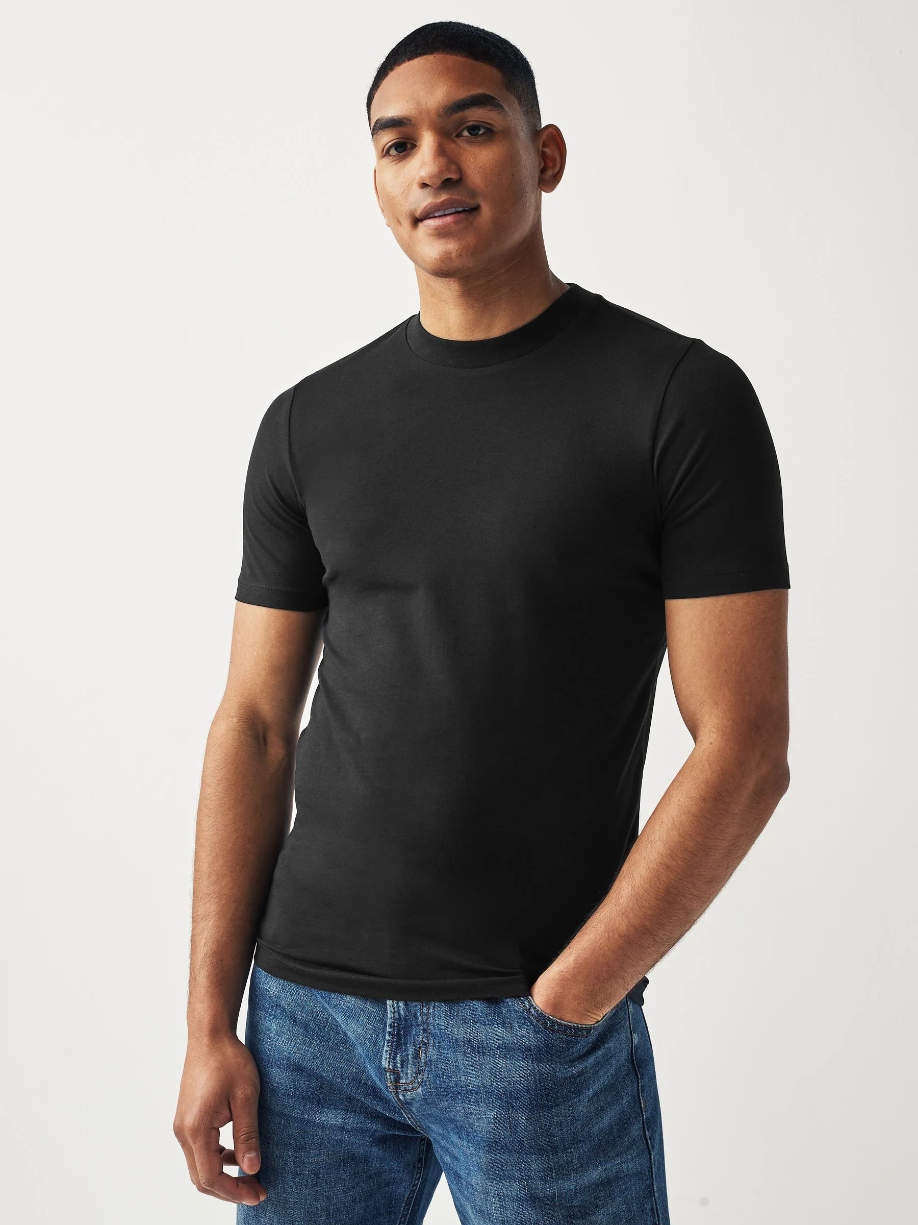Zwart - Aansluitend must-have T-shirt met ronde hals
