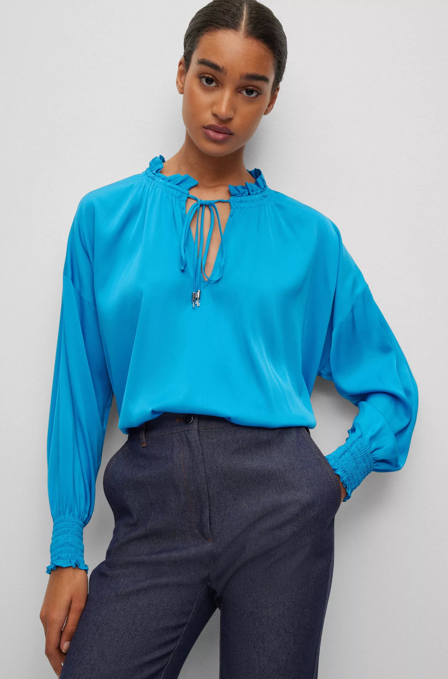 Blusa BOSS preta de modelagem relaxada em seda elástica com amarração frontal.