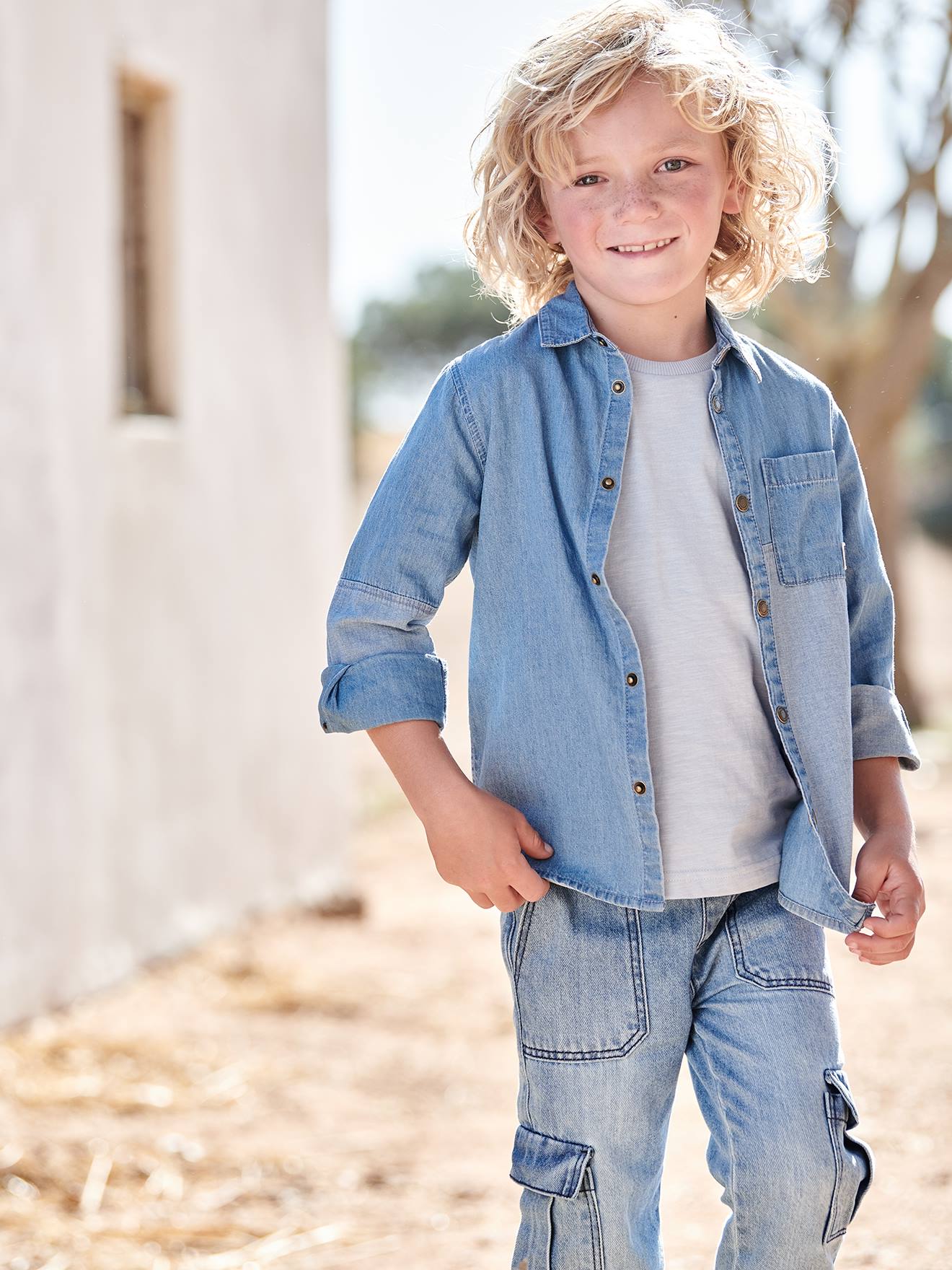 Camisa jeans com peças contrastantes para meninos (cor pedra)