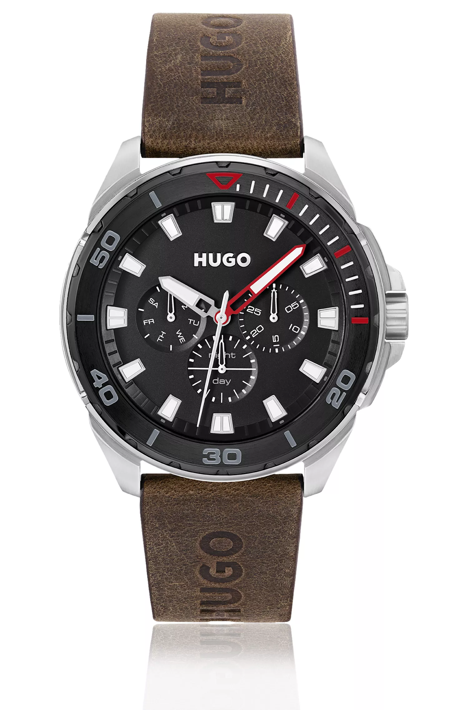 Relógio HUGO com mostrador vermelho e preto e pulseira marrom com logotipo gravado.