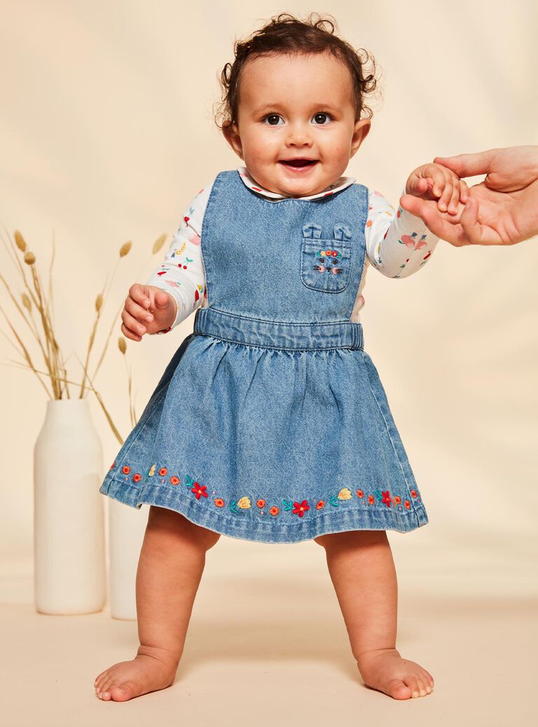 Robe chasuble en jean bleu et body écru