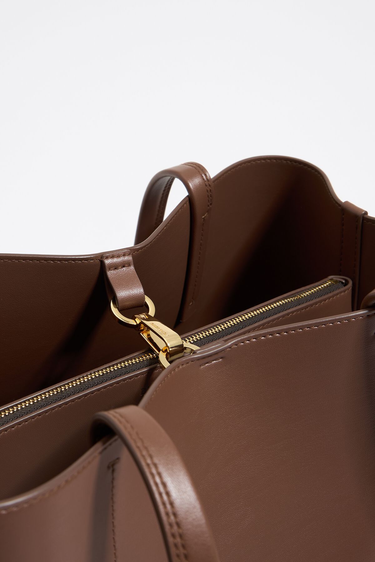Bolsa grande estilo Chihuahua em couro cor mocha.