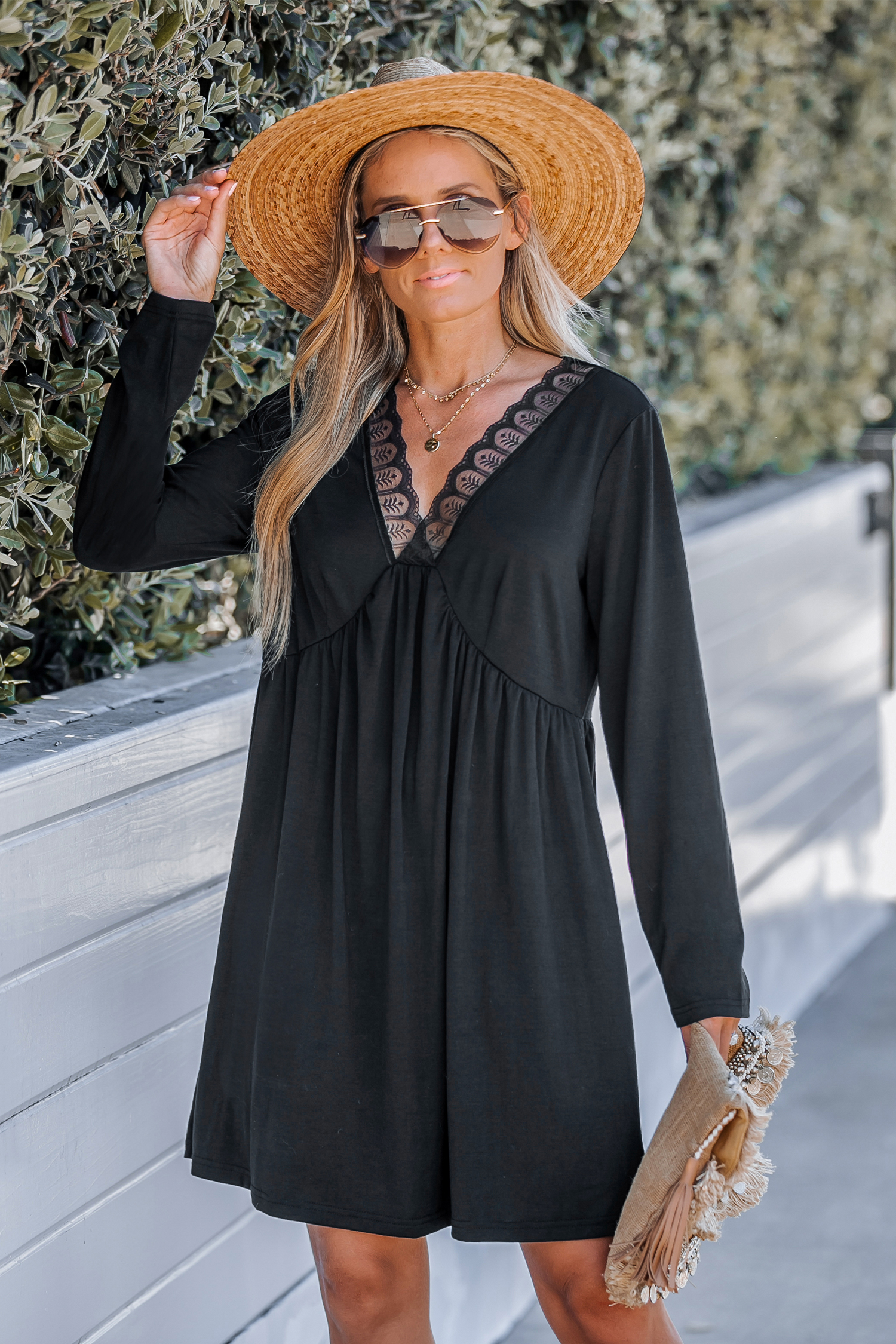 Robe mini à col en V en dentelle festonnée
