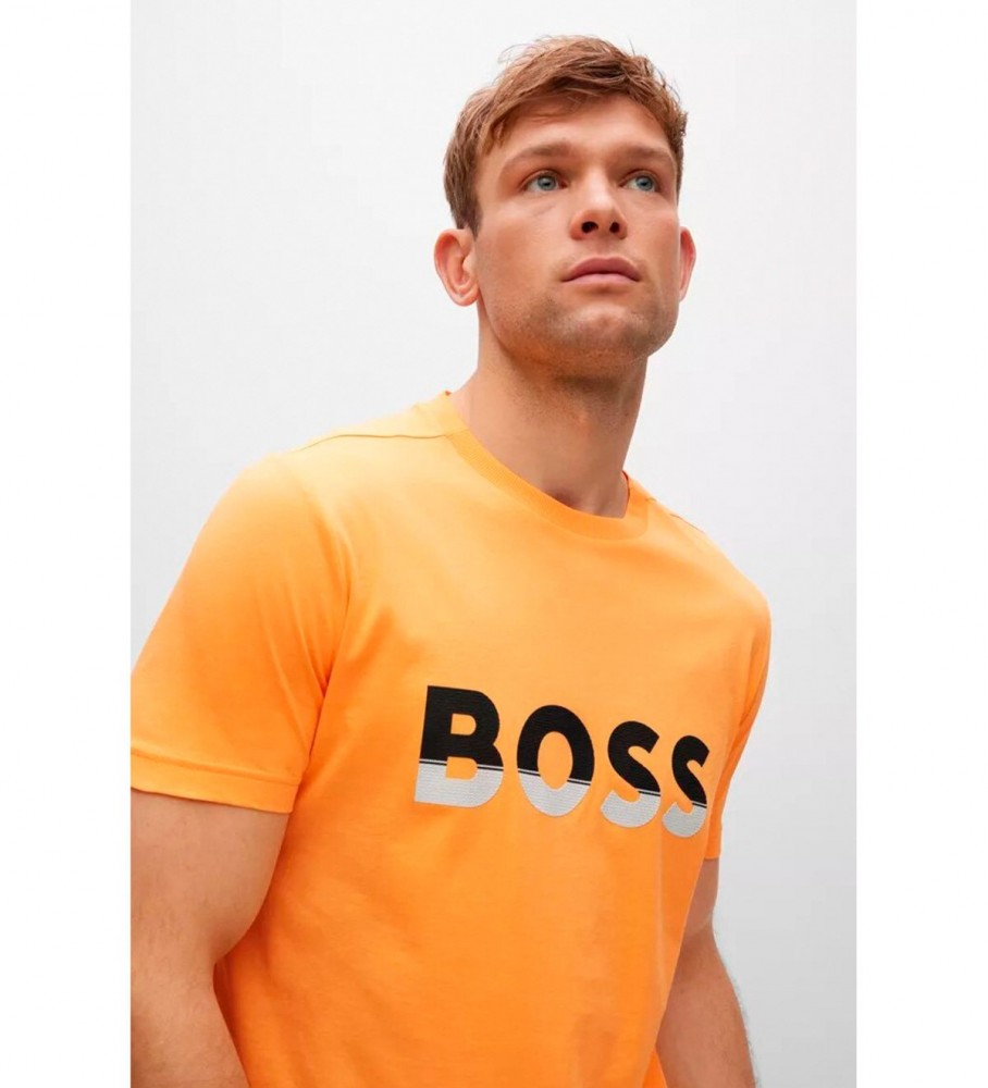Camiseta com o logo laranja da BOSS