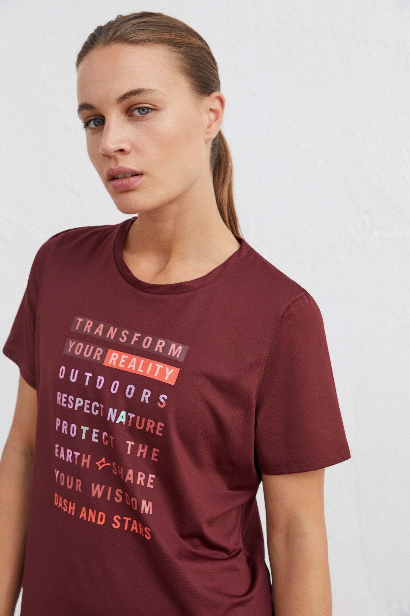 Camiseta técnica respirável na cor bordô - estampa