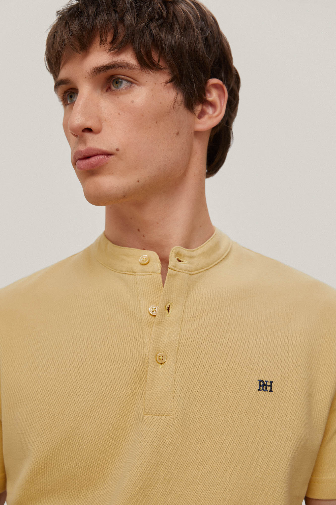 Camisa polo com gola mandarim - Amarela