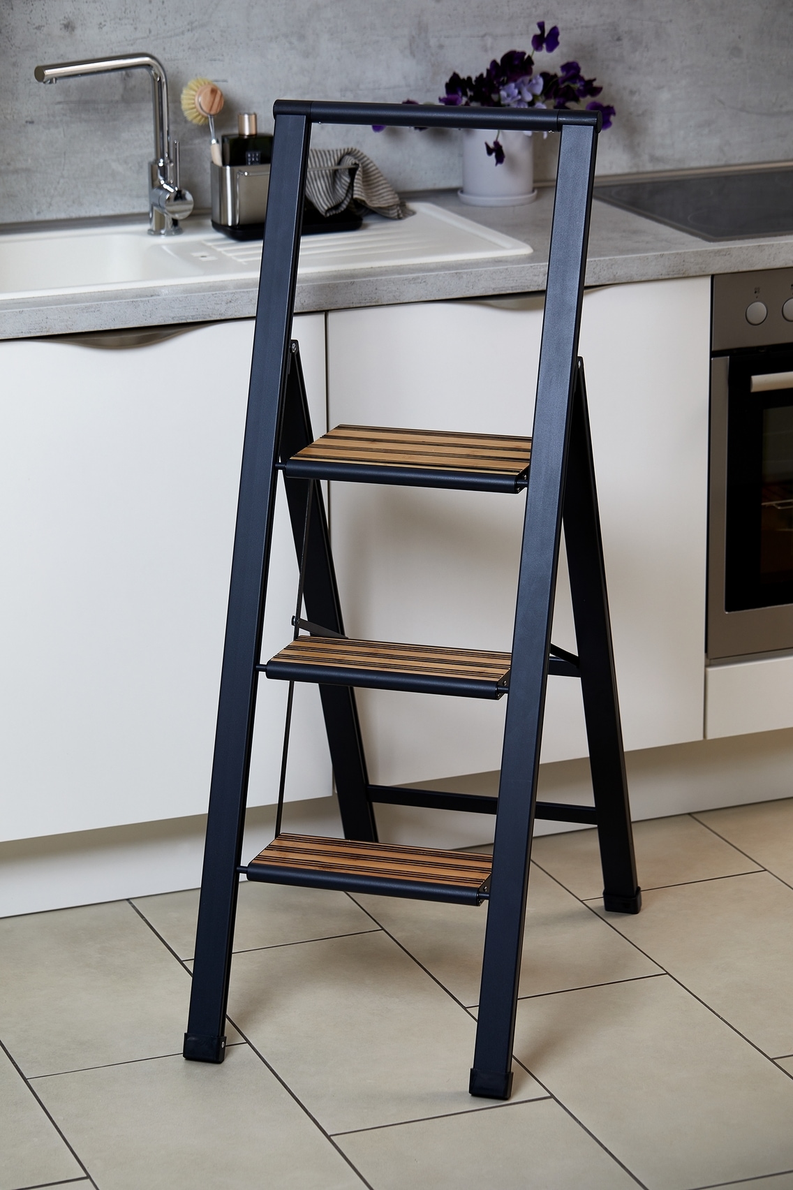 WENKO Trittleiter »Modell Alu-Design« rutschsichere XXL-Stufen, robustes Aluminium in Kombination mit Bambus