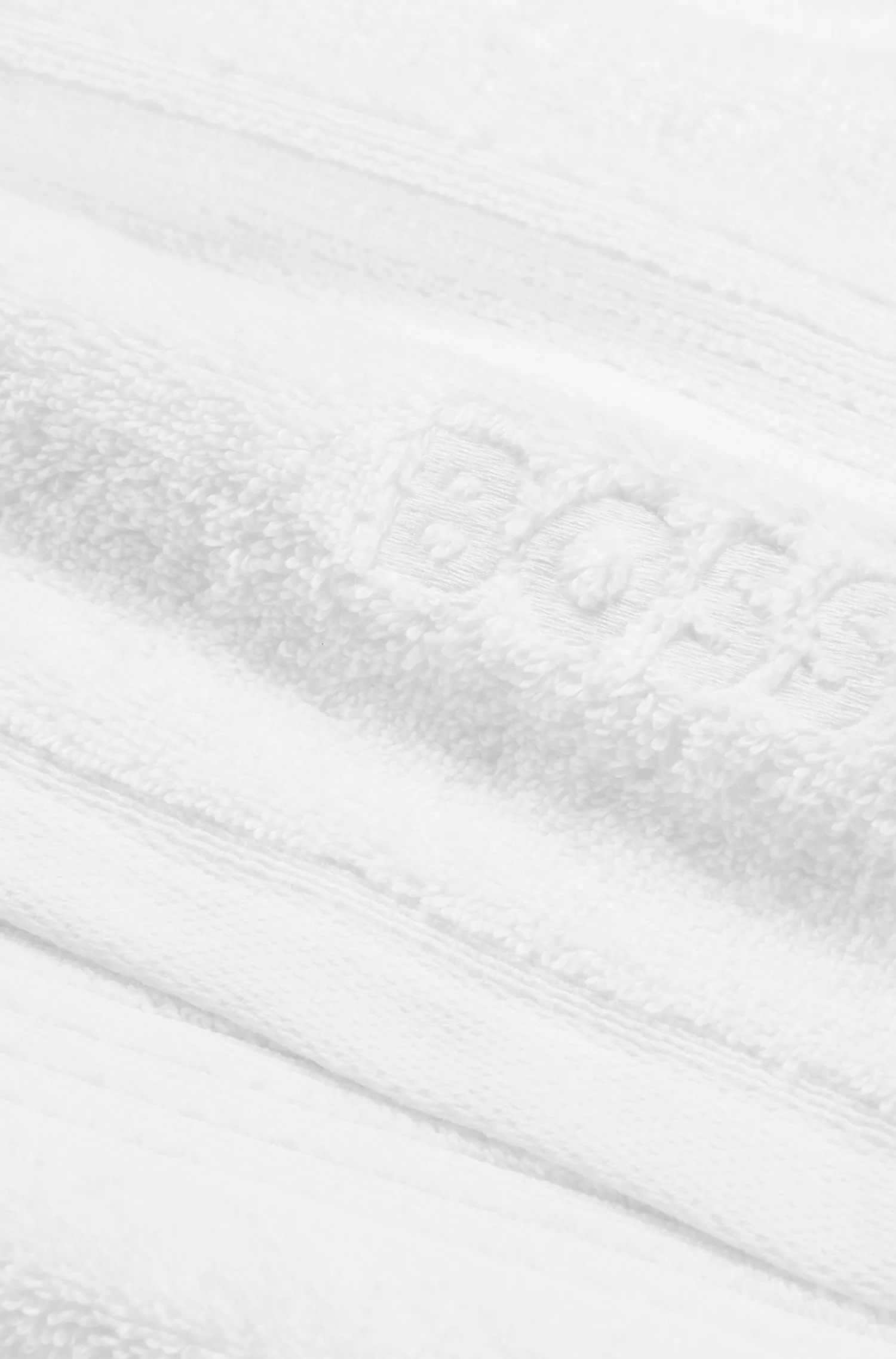 Tapete de banho BOSS em algodão Aegean preto e branco com logotipo tonal.