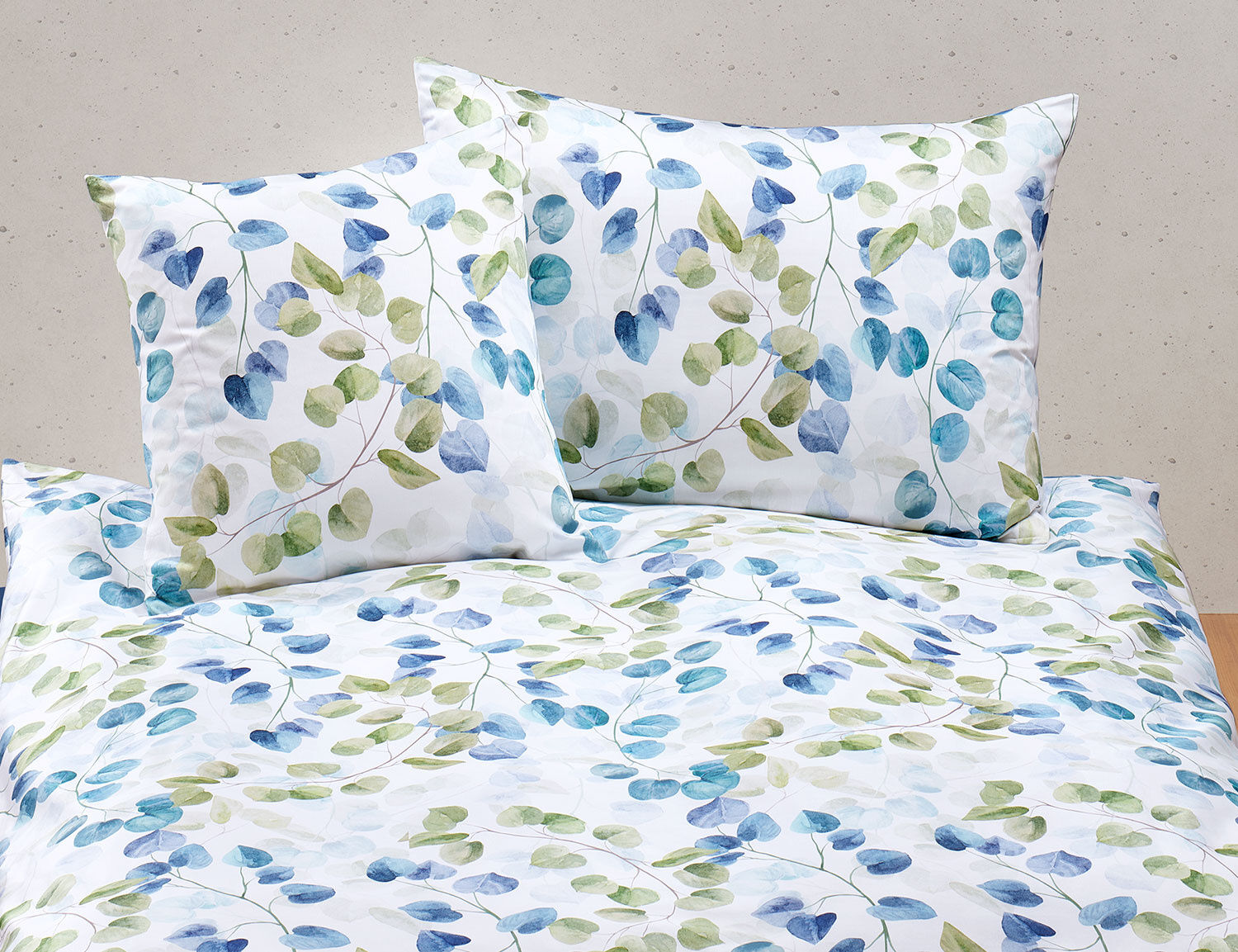 Bettwäsche mit grün-blauem Blattmuster
