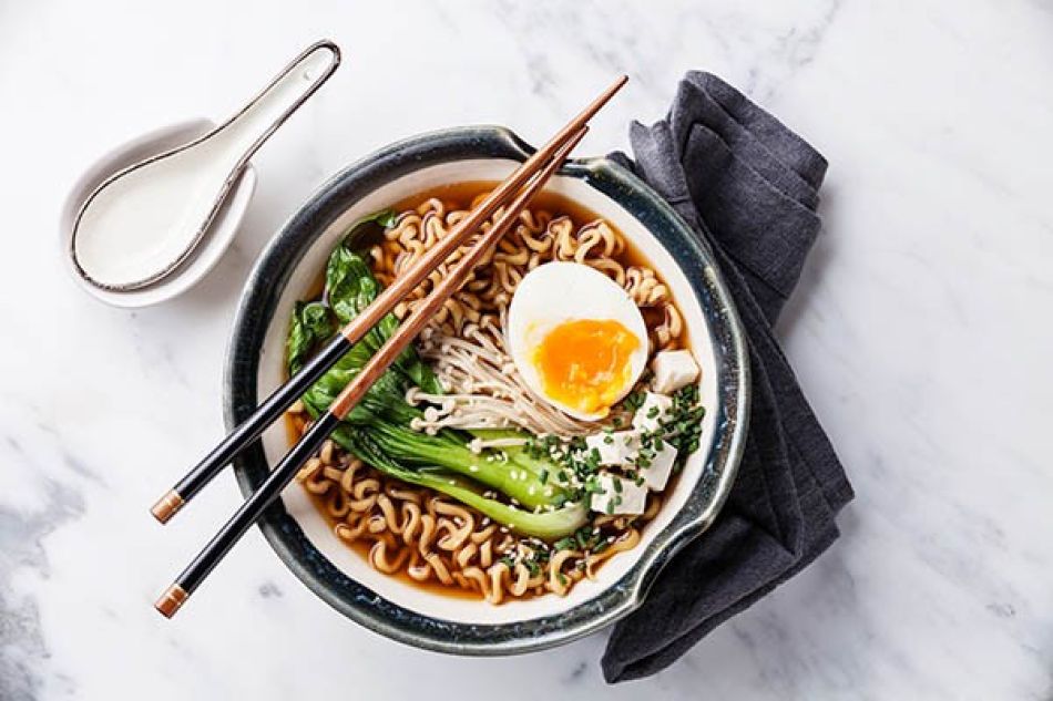 Koreaanse noedelsoep met enoki-paddenstoelen, paksoi en silken tofu