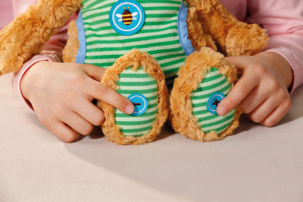 NICI Schlafmützen Schlummsi Schlummergeschichten-Bär in grünem Pyjama