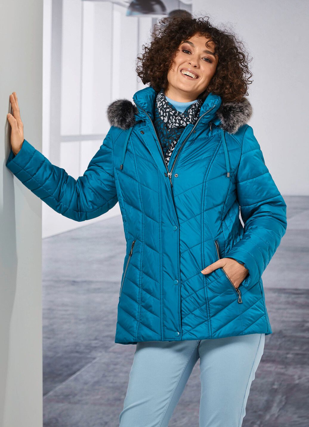 Jacke mit abnehmbarer Kapuze