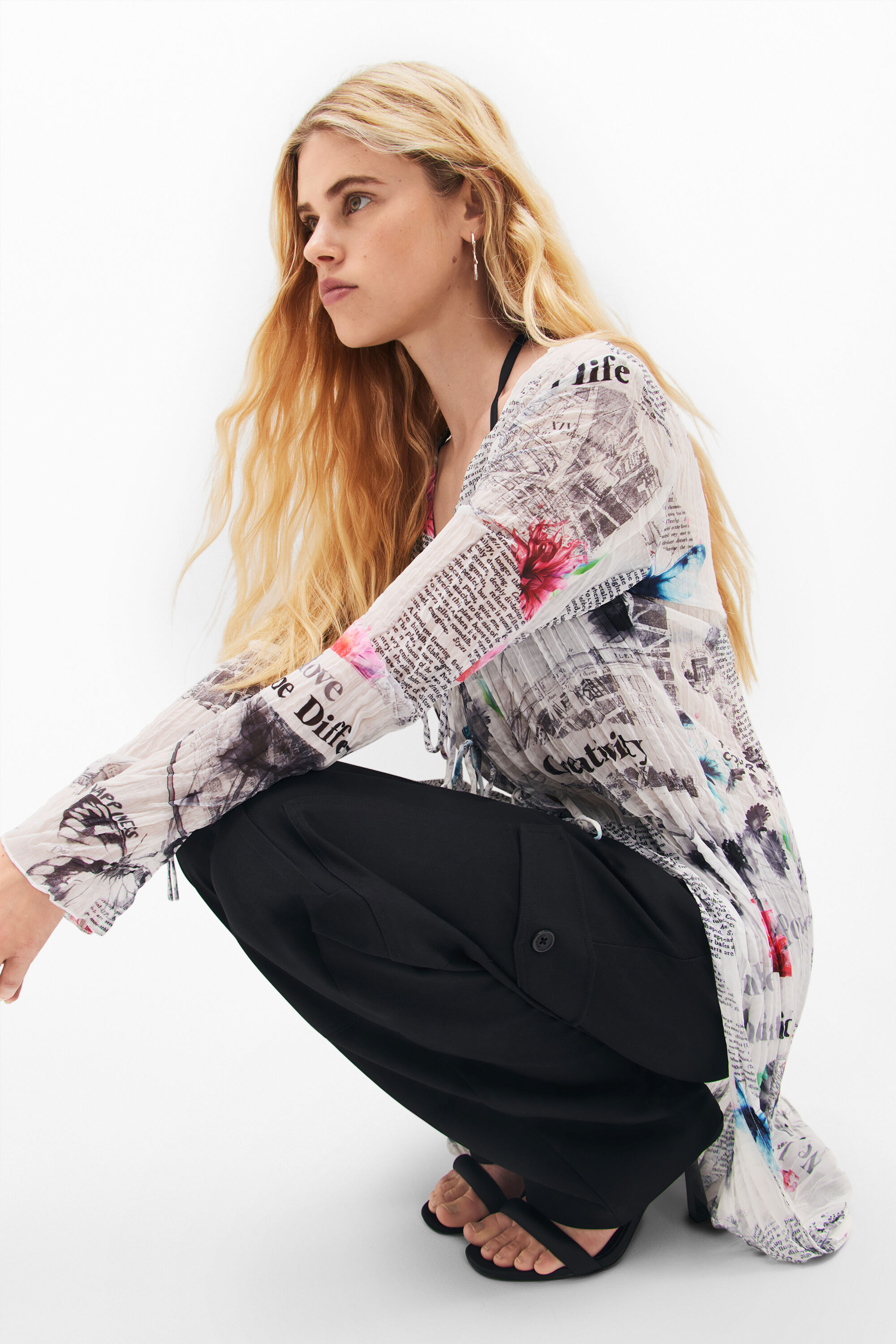 Blusa comprida com estampa de jornal