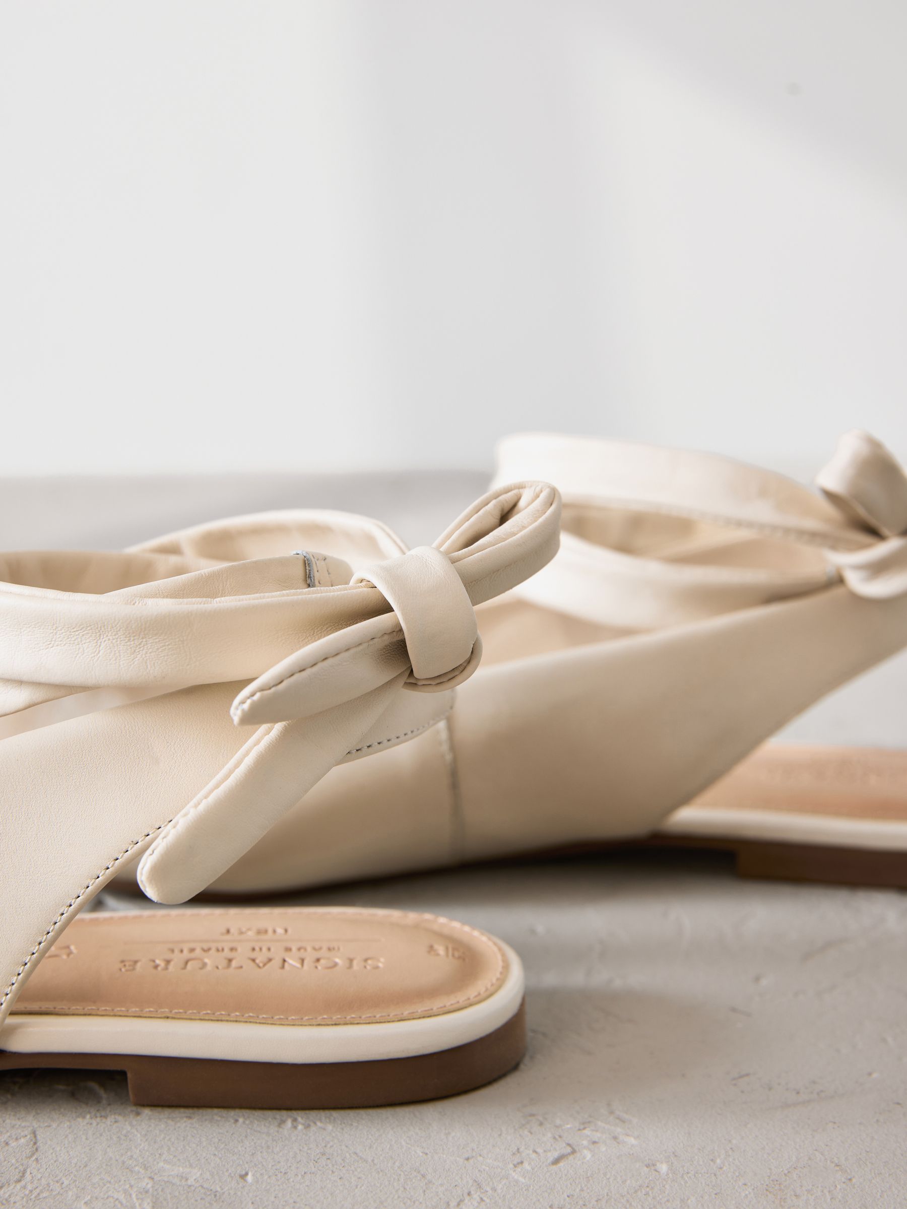Gebroken wit - Signature Premium Leather Wrap Up Balllerina Flats