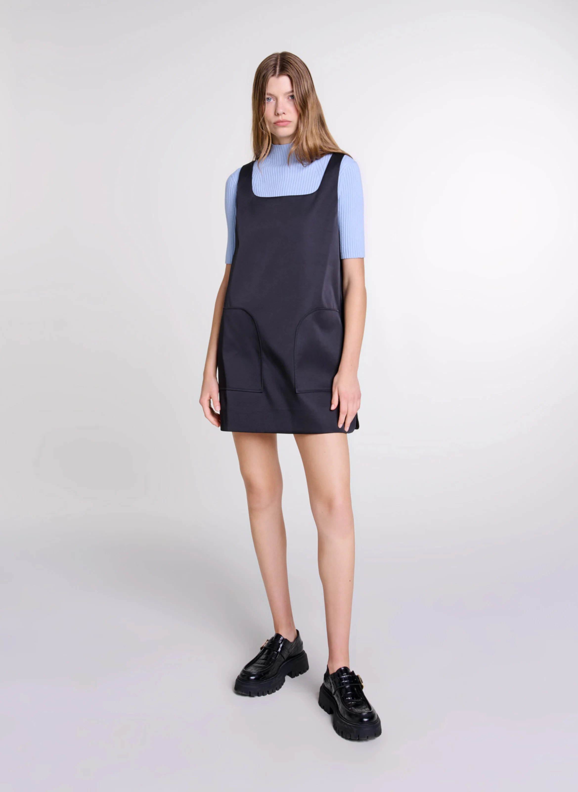 Robe courte col carré satinée | Noir