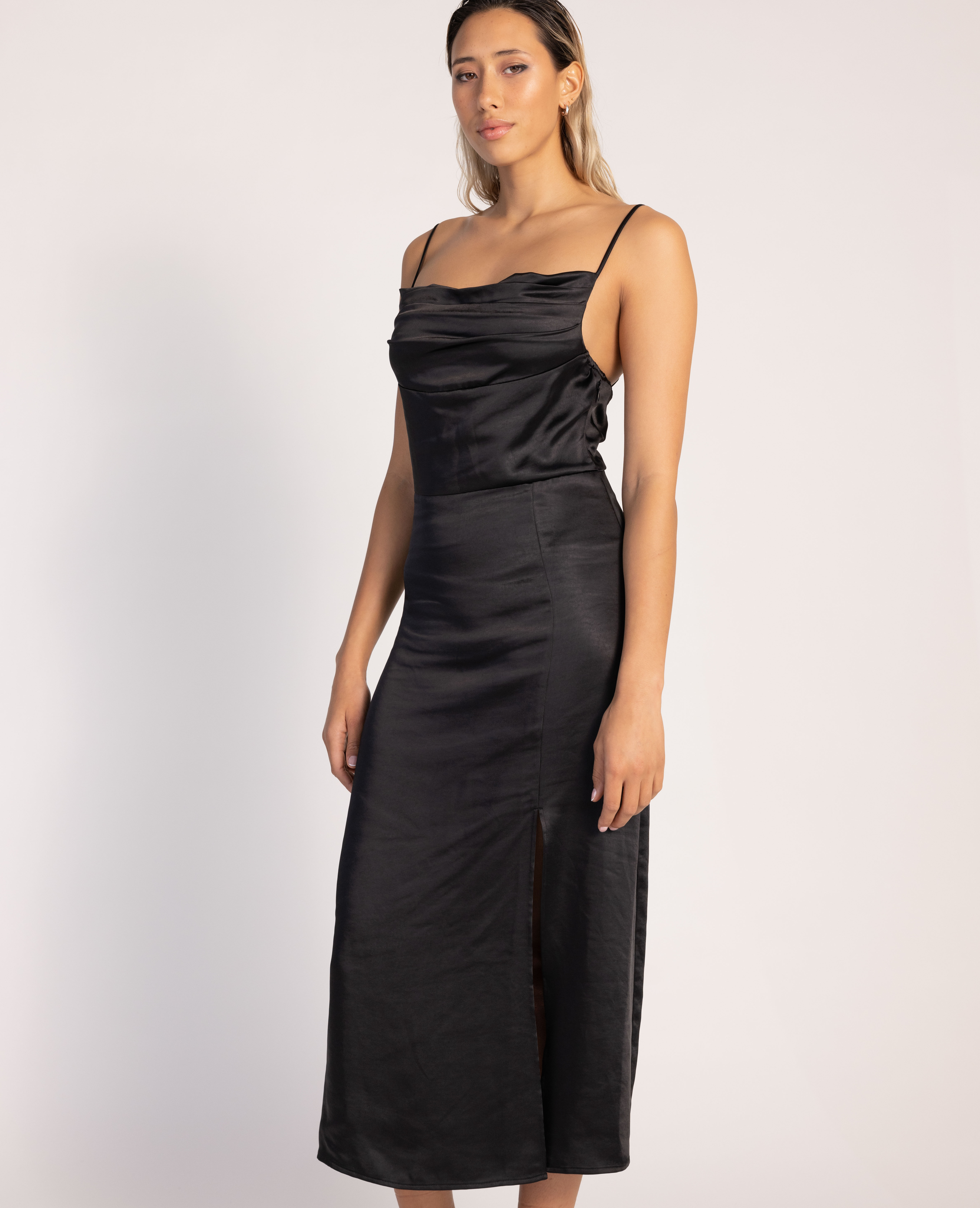 Robe longue tissu satiné encolure bénitier - Noir