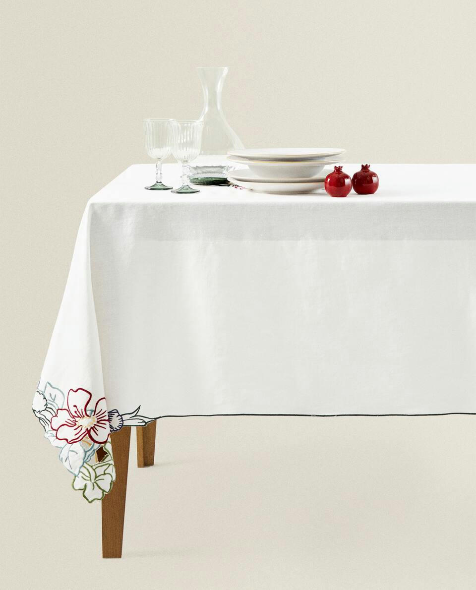 TOALHA DE MESA DE RAMI COM BORDADO FLORAL