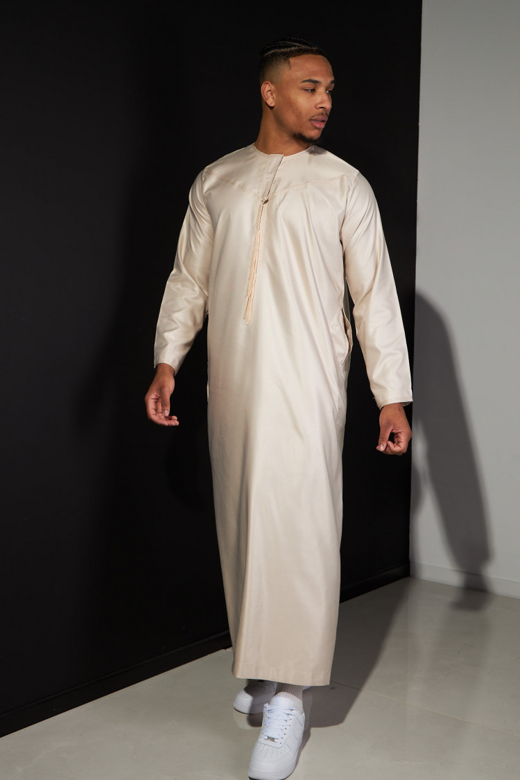 Qamis satiné beige à pompoms
