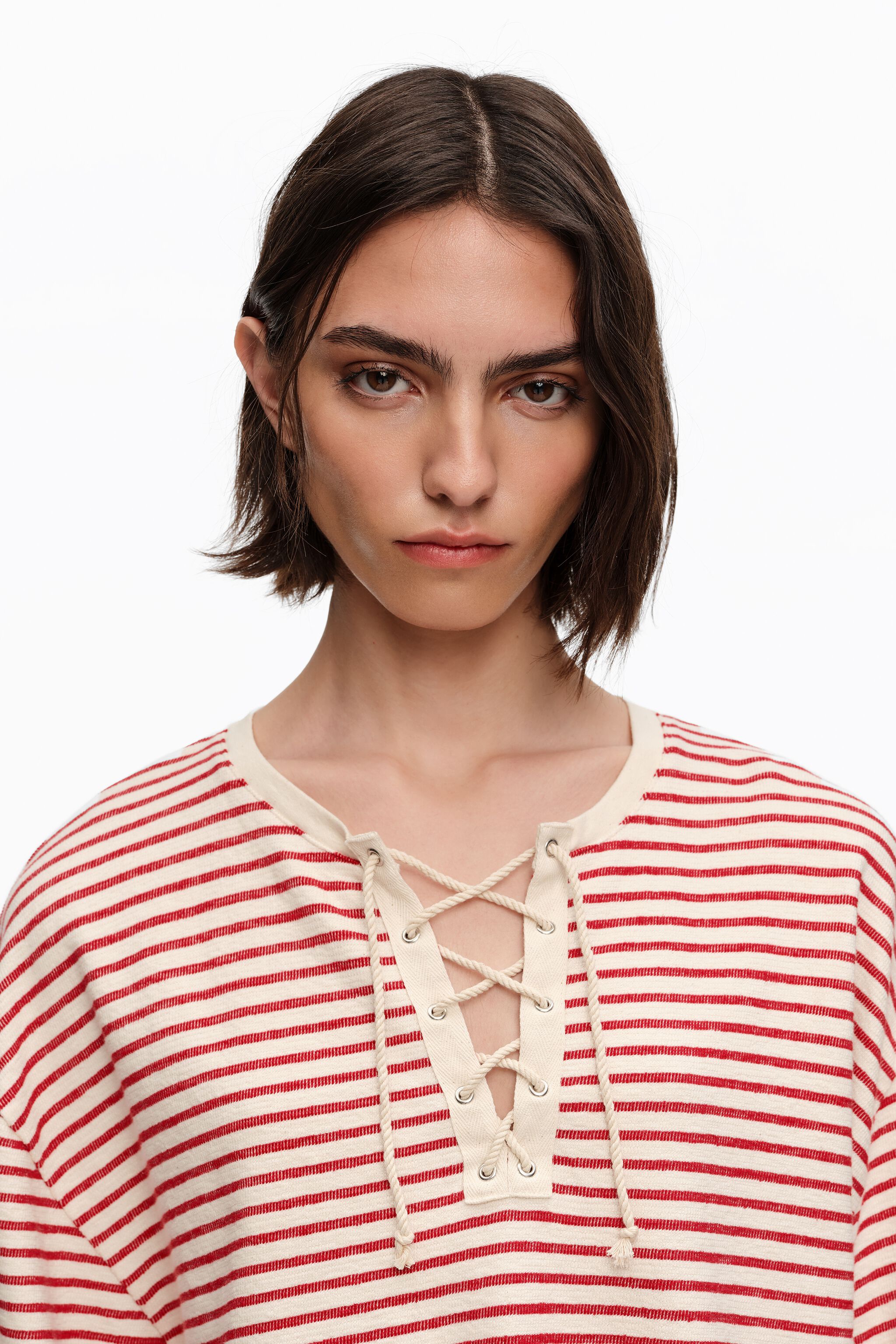 Camiseta vermelha listrada com gola redonda ajustável