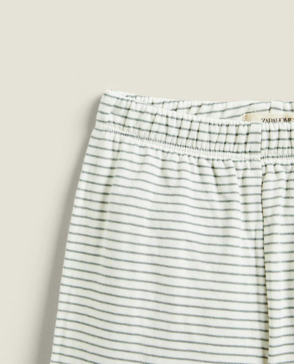 Conjunto de pijama infantil listrado