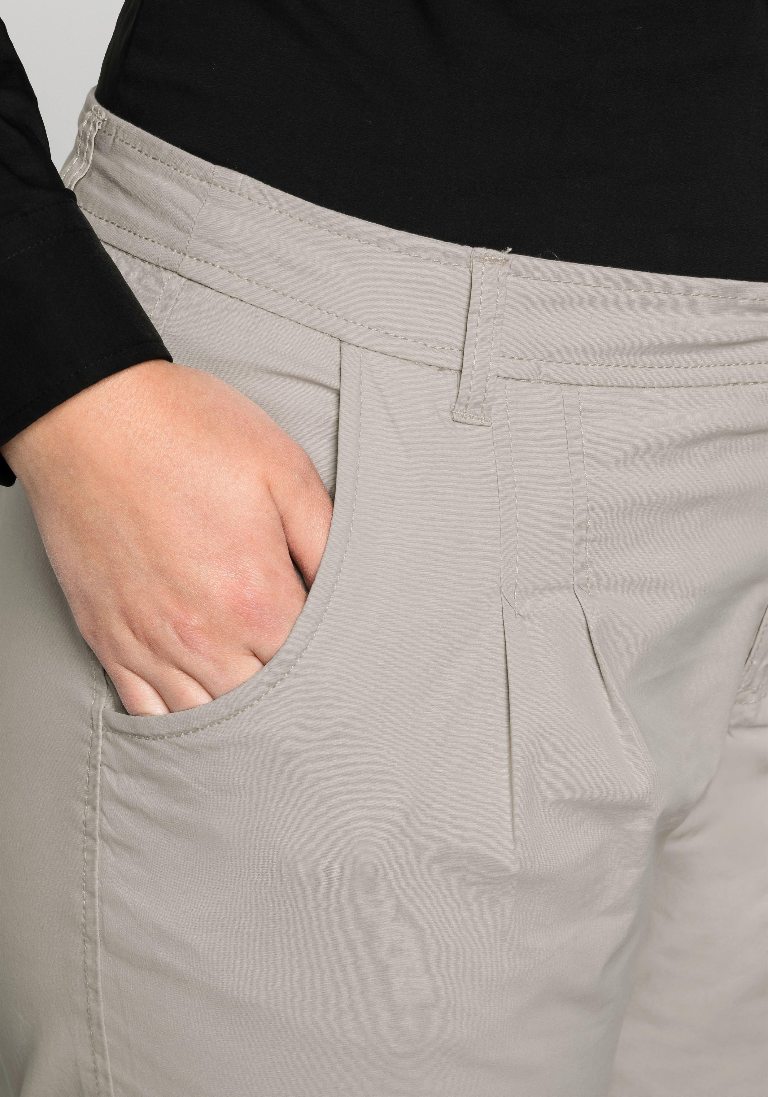Schmal zulaufende Chinohose mit Bundfalten