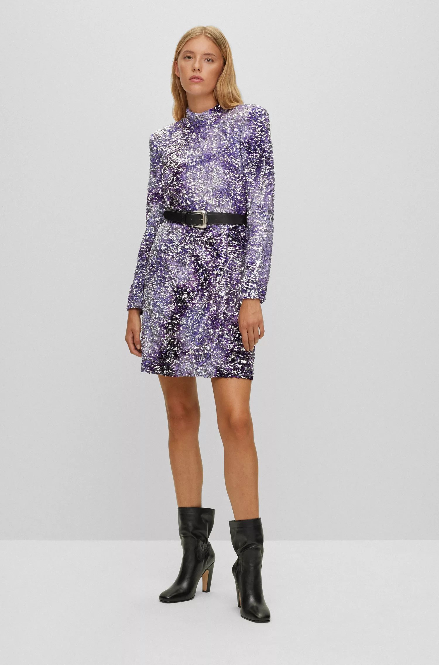 Vestido BOSS laranja, corte justo, com aplicações de lantejoulas e pregas frontais.