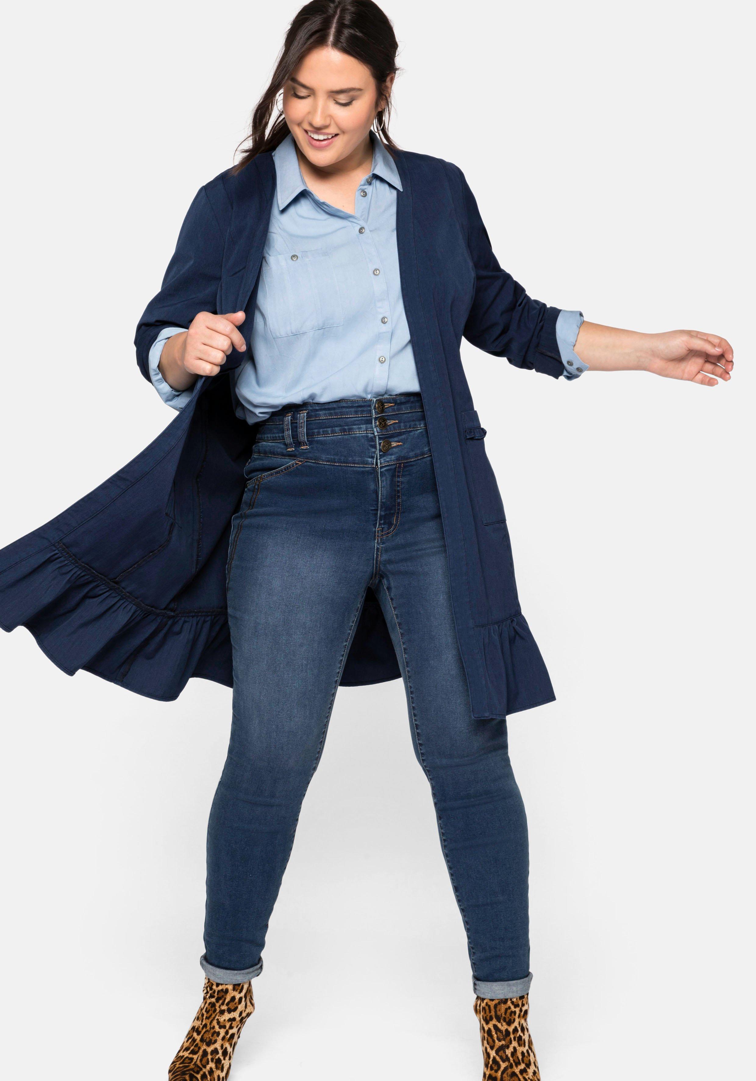 Kurzmantel in offener Form, mit Volants am Saum