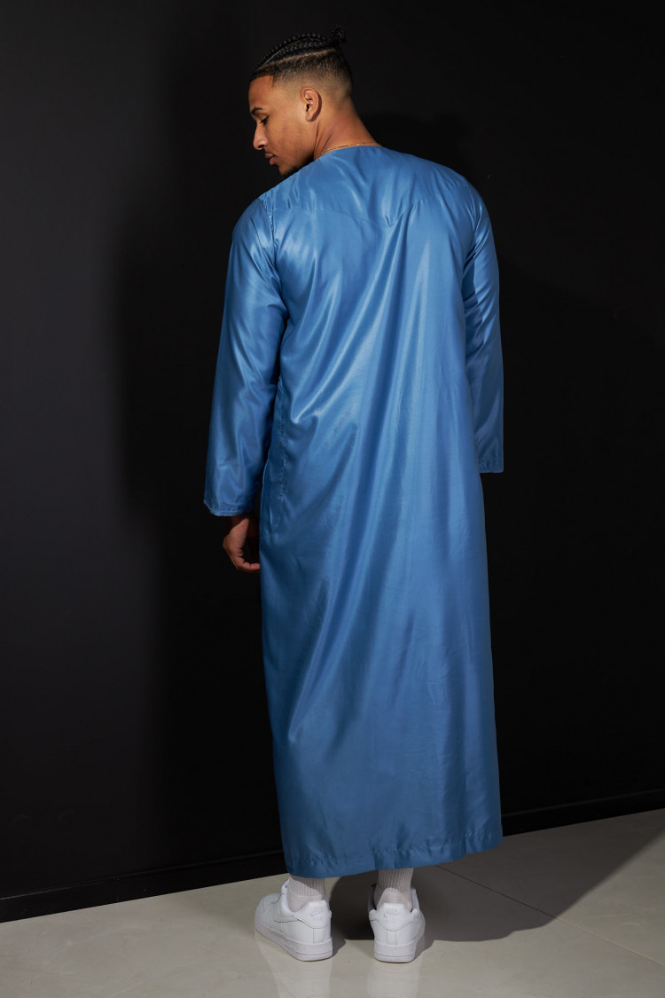 Qamis satiné bleu à pompoms