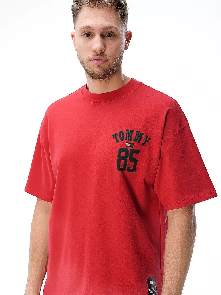 TOMMY JEANS T-Shirt REMASTERED 1985 rot