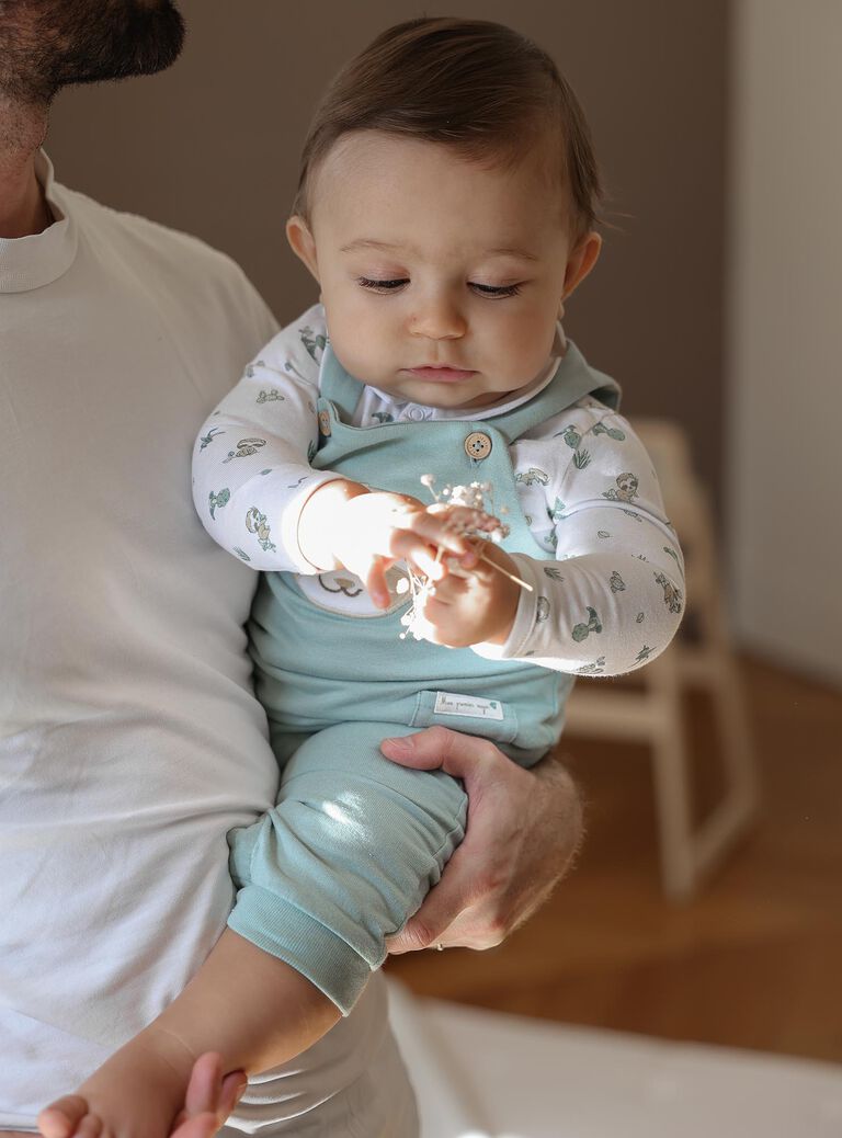 Body écru, salopette verte et bavoir écru